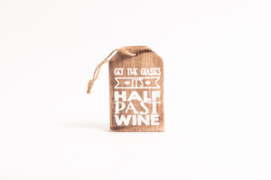 Half past wine / Houten Hanger 9 CM