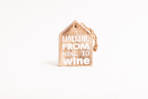 Working to wine / houten hanger 8,5 CM