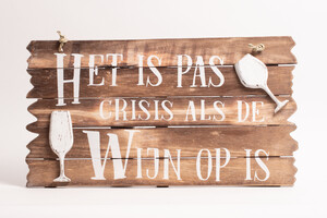 Het is pas crisis / wijn 26x44 CM